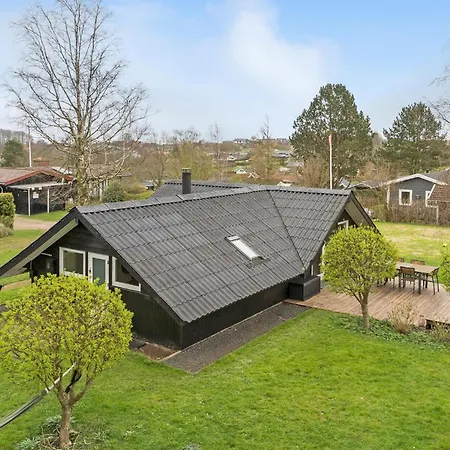 3 Bedroom Awesome In Holiday home *